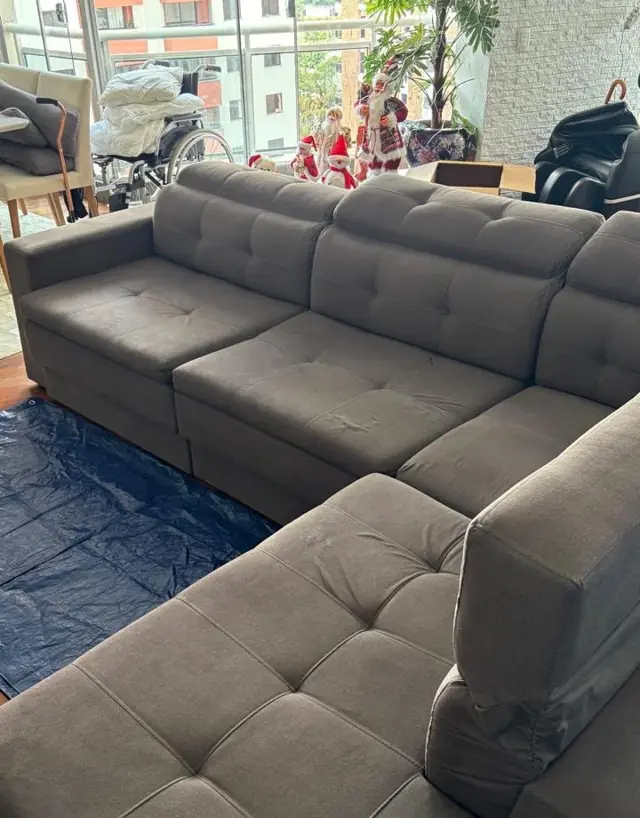 Sofá em L cinza higienizado em apartamento