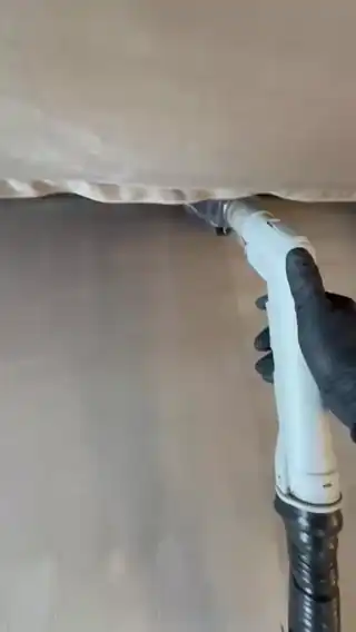 Vídeo: extratora passando em tecido claro e deixando uma faixa limpa