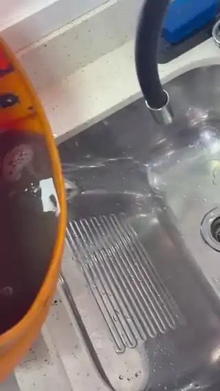 Vídeo: água escura e suja retirada do estofado sendo descartada